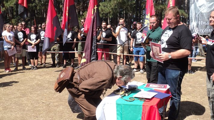 Новите членове на ВМРО положиха клетва и целунаха Библията, револвер и кама.