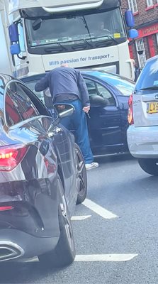 Мъж държи нож и крещи по шофьор, който го е прередил на опашка в бензиностанция в Уелинг, Лондон.
СНИМКА: РОЙТЕРС