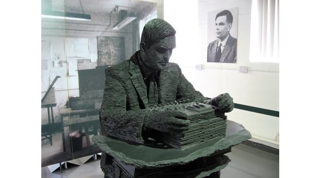 Алан Тюринг пръв създава модел на компютъра, смятан е за основоположник на информатиката и теорията на изкуствения интелект.