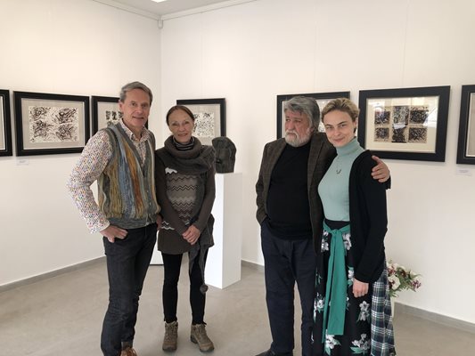 Вежди Рашидов с екипа на филма в галерия си "Арт галерия Вежди", където записаха спомените му за неговия приятел. Вдясно - актрисата Йоана Буковска е сценарист на документалната лента.