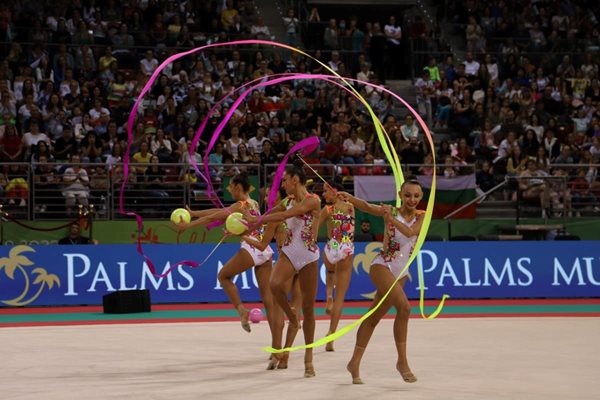 Българските момичета по време на шампионското си изиграване на финала с три ленти и две топки на световното първенство по художествена гимнастика в София.