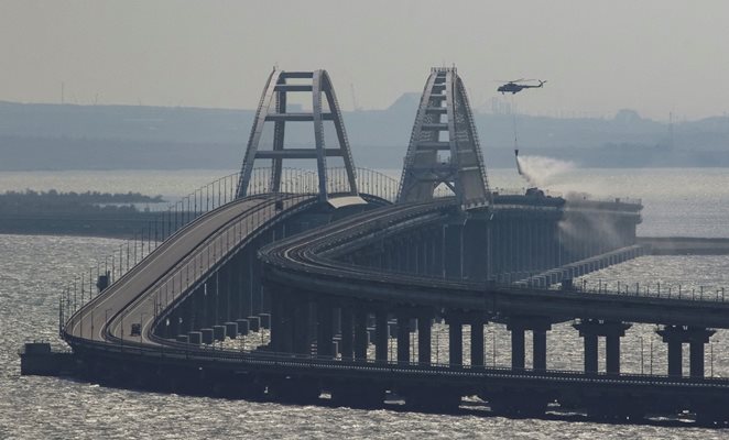 Всеки камион, който влиза на Кримския мост, се проверява за експлозиви. СНИМКА: РОЙТЕРС