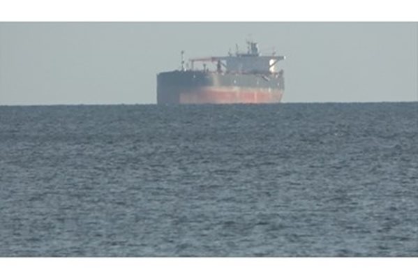 Петролен танкер в бургаския залив. СНИМКА: Архив