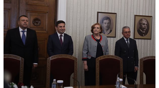 На срещата при президента ДПС бе представлявано от Хамид Хамид, Халил Летифов, Искра Михайлова и Йордан Цонев (от ляво на дясно).