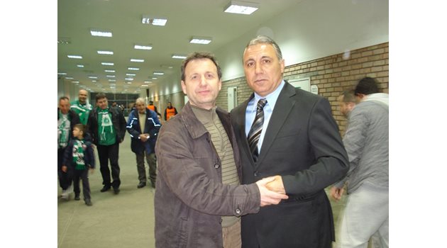 Тази е последната, засега, снимка на бившия взводен командир о.р. мойор Атанас Ангелов и неговия войник Христо Стоичков. Направена е през 2012 г. на стадиона в Стара Загора, където Стоичков гостува като старши треньор на "Литекс".