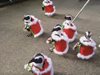 Пингвини, облечени като Дядо Коледа, се разхождат в японски парк (Видео)