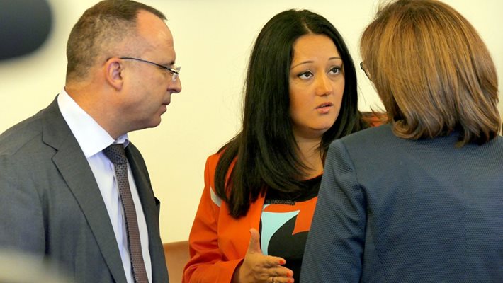 Лиляна Павлова разговаря с Румен Порожанов и Румяна Бъчварова преди заседанието на кабинета. СНИМКА: ПИЕР ПЕТРОВ