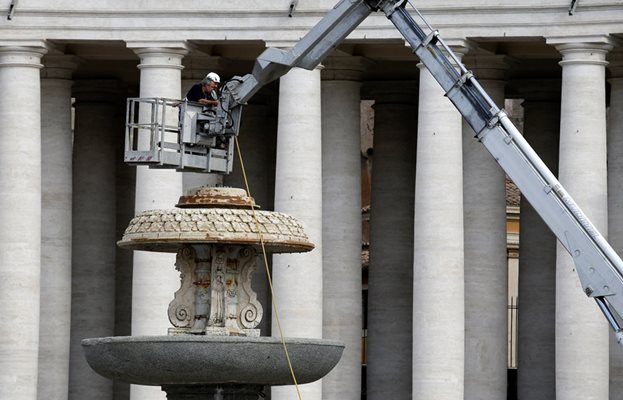 Властите във Ватикана започнаха да спират водата в стотина фонтана. СНИМКИ: Ройтерс