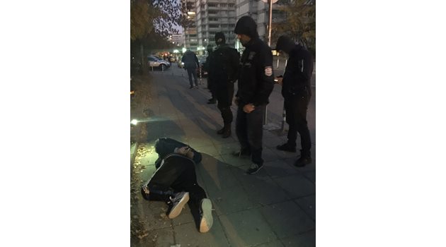 Един от арестуваните, проснат на земята по очи. СНИМКА: МВР