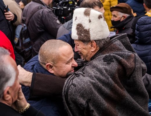 Кметът на Калофер Румен Стоянов (вляво) получава прегръдка по време на ритуала т.г. Снимки: Димитър Узунов