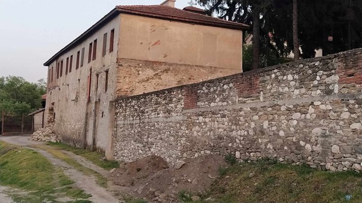 Част от носещата стена на манастира е паднала.