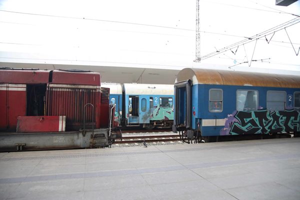 Двата влака, които се сблъскаха на Централна гара в София във вторник Снимка: Николай Литов