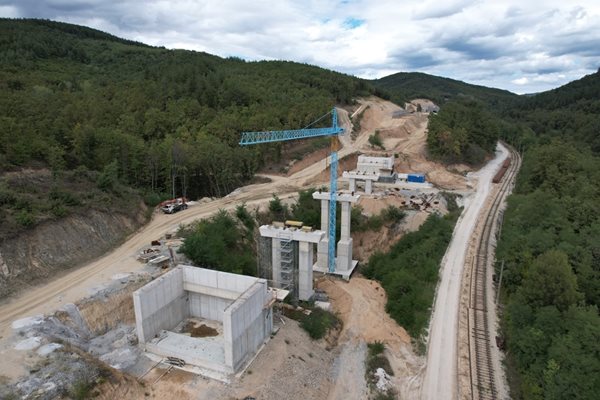 Новата линия от Елин Пелин до Костенец е най-голямото предизвикателство в железопътното строителство у нас. Дължината е 51 км с 20 км тунели, от които най-дългият е 6,8 км, мостовете и виадуктите общо са 23 с дължина 3 км.