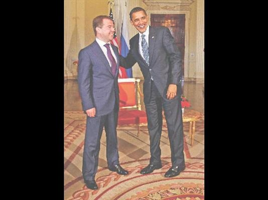 Обама и Медведев се срещнаха в резиденцията на американския посланик в Лондон.
