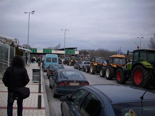 Над 1000 трактора блокираха и вчера българо-гръцката граница край Кулата. 
СНИМКИ: АВТОРЪТ