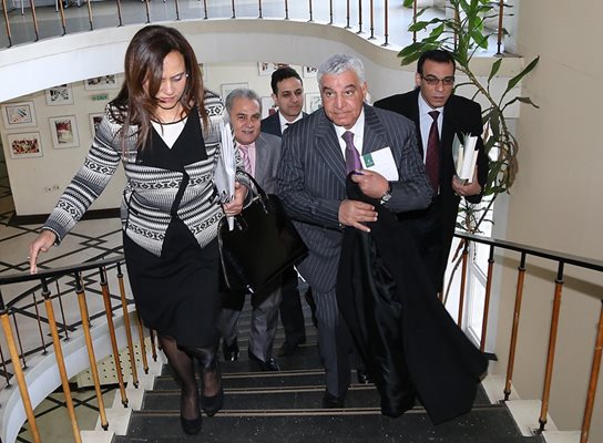 Д-р Захи Хауас с посланичката на Египет в София г-га Манал Ел Шинауи и други официални египетски представители преди пресконференцията в БТА