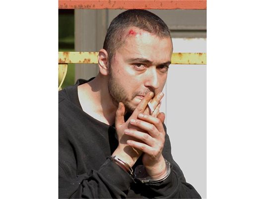 Николай Найденов пуши нервно, защото бе спрян със стрелба от полицията през 2007 г., след като пиян открадна кола