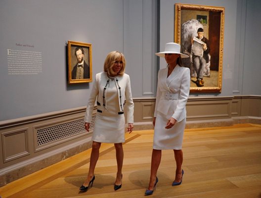 Двете първи дами разгледаха картини на френския художник Пол Сезан.