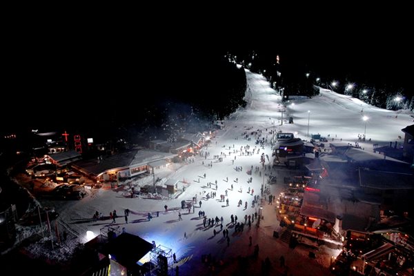 Възможността да карате ски в новогодишната нощ е върховно изживяване за мнозина запалени скиори.