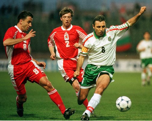 Христо Стоичков се бори с двама играчи на Люксембург в мача през 1999 година, с който спряхме черна серия от седем официални мача без победа.