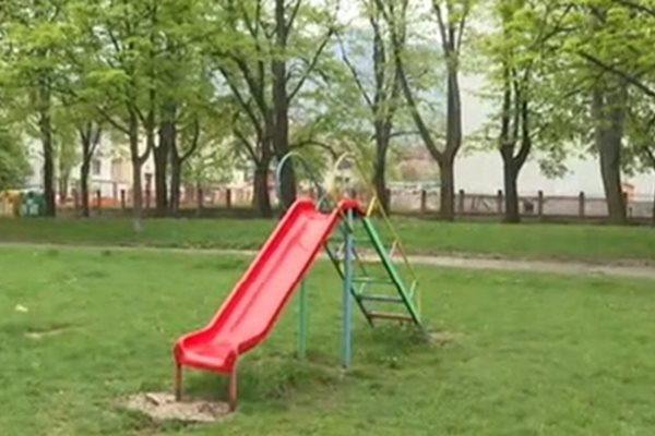 8-годишно момче беше нападнато от домашно куче на детска площадка във Враца вчера вечерта КАДРИ: bTV