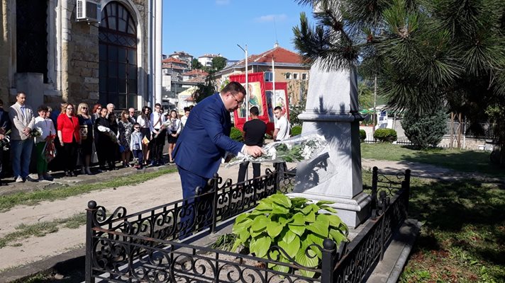 Кметът положи цветя на гроба на д-р Георги Атанасович - първи министър на просвещението на