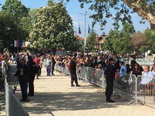 Хората се събират на площада.