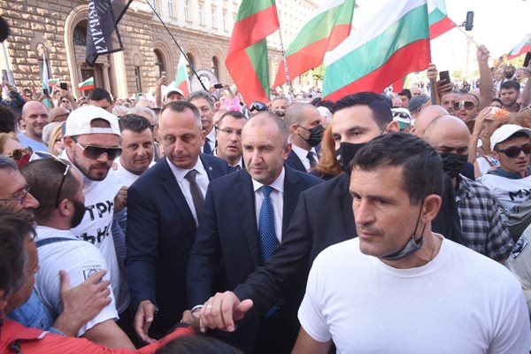 Президентът Радев минава през протеста, след като обръщението му в Народното събрание приключи.