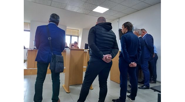 Марин Николчев, Деян Тасков и Али Хакъ (от дясно на ляво) в районния съд в Пловдив