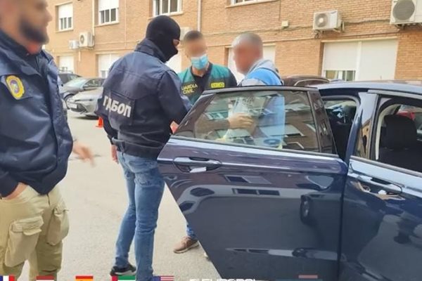 Служител на ГДБОП задържа един от българите, замесени в трафика. СНИМКИ: ЕВРОПОЛ