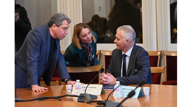 Шефът на комисията Тошко Йорданов (вляво) с шефа на ДАНС Пламен Тончев