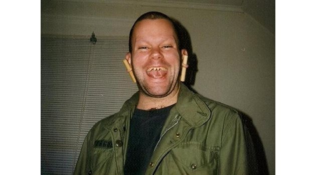 В НАЧАЛОТО: Единствено зъбите на Ерик Спраг са изпилени на тази снимка от средата на 90-те.