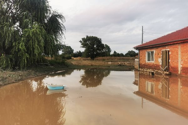 Вода е заляла улиците в Трилистник. Снимки: Община "Марица"