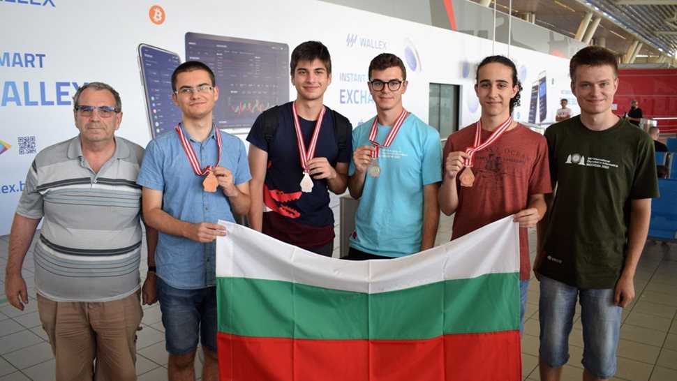 Четири медала завоюва отборът ни на Международната олимпиада по информатика в Индонезия.