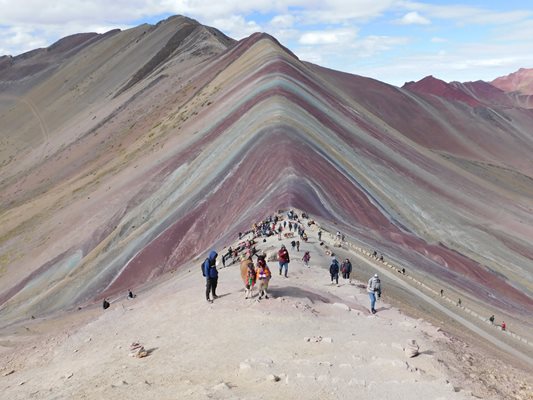 Планината на дъгата в Перу, или
Виникунка, както е нейното име
на кечуа – езика на инките.