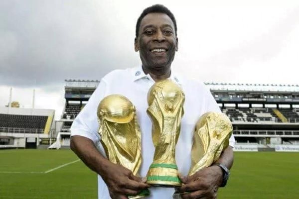 Пеле позира с трите си световни купи.

СНИМКА: ФЕЙСБУК/Pelé