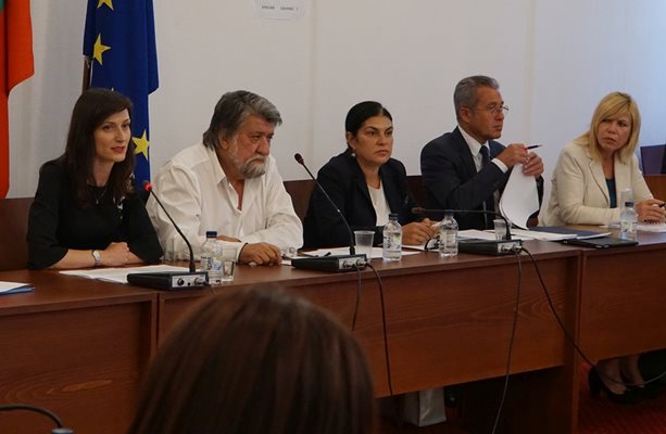 Еврокомисарката Мария Габриел участва в заседанието на медийната комисия на парламента. Тя седна до председателя на комисията Вежди Рашидов.