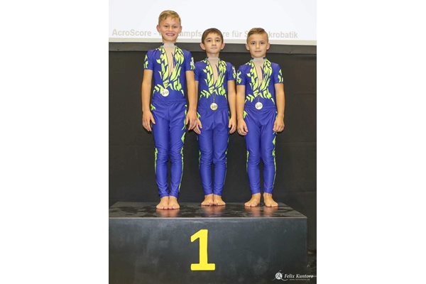 Златните медалисти Васил, Калоян и Борислав донесоха много радост на треньори и родители.