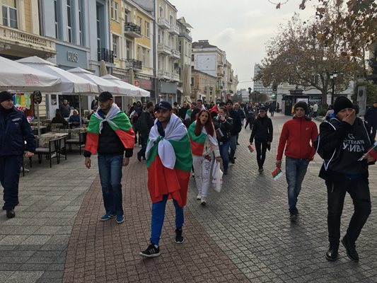 Протестиращите скандират"Хайде, Пловдив, събуди се!". Снимка: Авторът