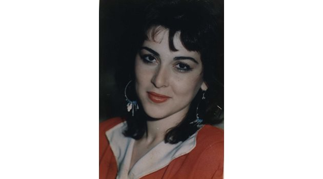 Татяна Титянова е намерена мъртва около 7 часа сутринта на 24 септември 1988 г. на 8 метра от бл. 57 в тогавашния кв. "Червена звезда" (днес "Дианабад").