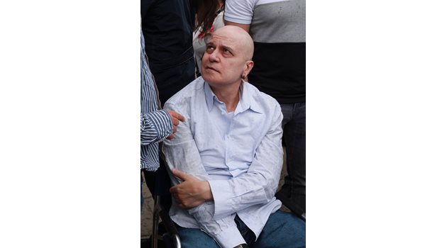Слави Трифонов седнал на стол протестира пред НС през 2017 г. СНИМКА: "24 ЧАСА" 