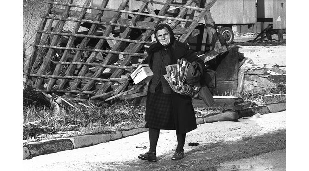 Жена носи покъщнина от разрушената си къща след земетресението в Стражица.
СНИМКА: ИВАН ГРИГОРОВ