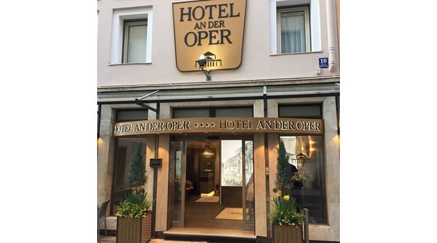 В хотел "До Операта" според данните на журналистите от "Шпигел" и "Важни истории" са отсядали гардовете от руската президентска служба за охрана.