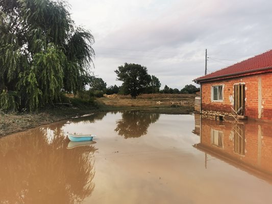 Вода е заляла улиците в Трилистник. Снимки: Община "Марица"