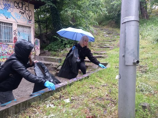 Служителки на район "Централен" почистват района на Сахат тепе в дъжда.

Снимки: Авторът.