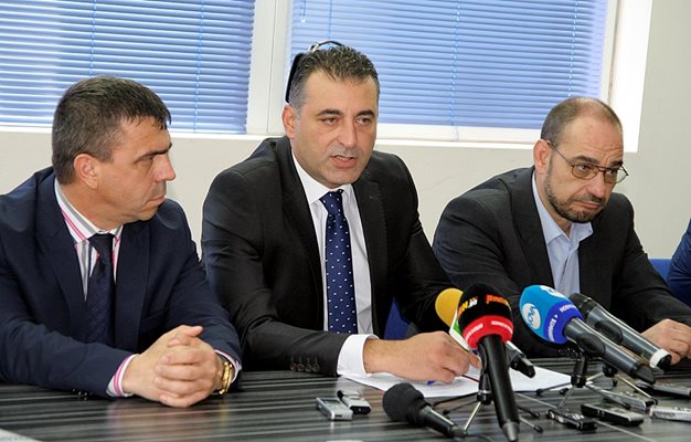 Изпълняващият длъжността директор на пловдивската полиция Атанас Илков, окръжният прокурор Румен Попов и началникът на отдел в териториалната дирекция на ДАНС Красимир Йоргов (от ляво на дясно) взеха участие в брифинга за медиите.