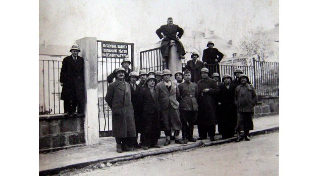 Доброволци от Въздушната защита на София 1941-1944 г. Крайният вдясно, с голф-панталона, е дядо ми Деспот Деспотов.   СНИМКА: СЕМЕЕН АРХИВ
