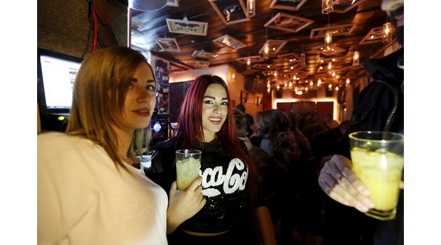 Пиенето в баровете спада, младите предпочитат слабоалкохолни напитки. СНИМКА: РОЙТЕРС