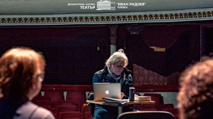 Александър Морфов репетира “Антигона” в плевенския театър - премиерата ще е през май.
