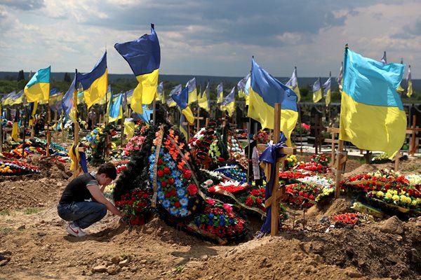 Десетки гробове на убити украински войници се копаят ежедневно в североизточния град Харков.
СНИМКИ: РОЙТЕРС